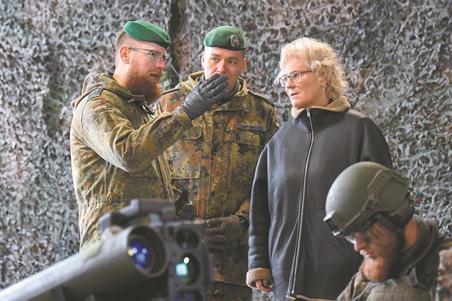 «Κάηκε» σε έναν μόλις χρόνο η υπουργός Αμυνας