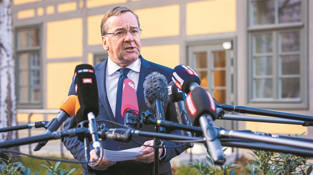 Ο νέος υπουργός Αμυνας και η σκιά στους χειρισμούς του Σολτς