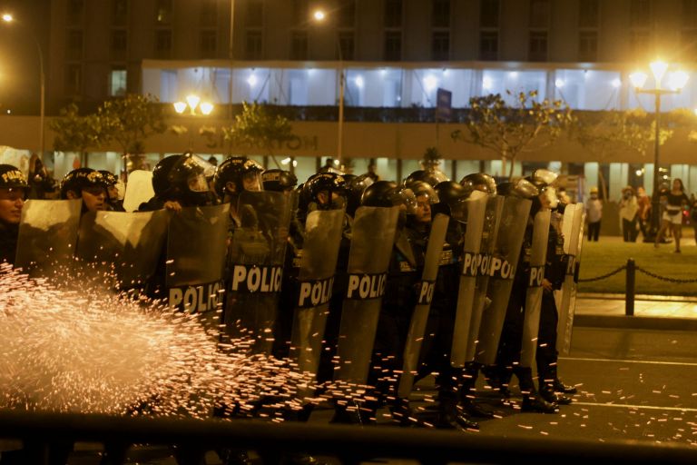 Περού: «Τώρα εμφύλιος πόλεμος» διαμηνύουν διαδηλωτές - Τουλάχιστον 46 νεκροί | tanea.gr Περού: «Τώρα εμφύλιος πόλεμος» διαμηνύουν διαδηλωτές - Τουλάχιστον 46 νεκροί | tanea.gr