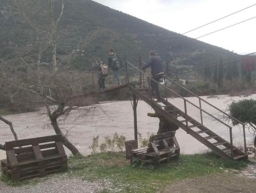 Κακοκαιρία: Παρέμβαση εισαγγελέα για την επικίνδυνη διέλευση μαθητών  πάνω από τον φουσκωμένο τον Εύηνο