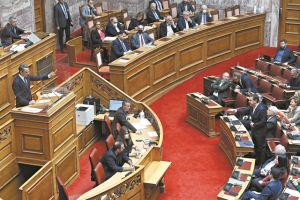 Σύγκρουση διαρκείας από τη Βουλή έως τον… δρόμο