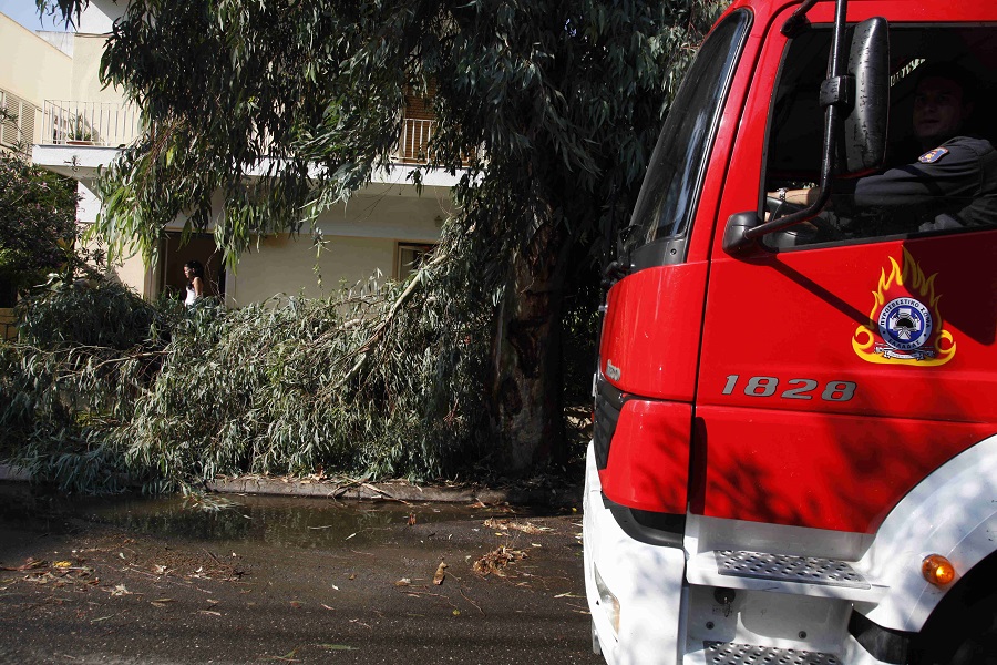 Κακοκαιρία: Ζημιές σε σπίτια και επιχειρήσεις στην Παραμυθιά από το πέρασμα ανεμοστρόβιλου