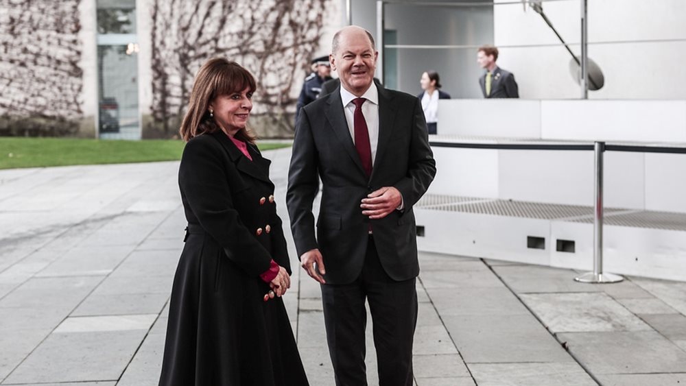 Τις γερμανικές αποζημιώσεις έθεσε στον Σολτς η Σακελλαροπούλου