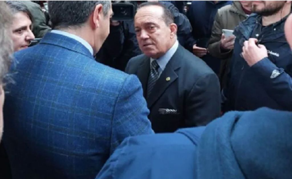 Ο Τσίπρας, ο αντικομμουνιστής απόστρατος, ο Μητσοτάκης κι ένας προκλητικός δήμαρχος