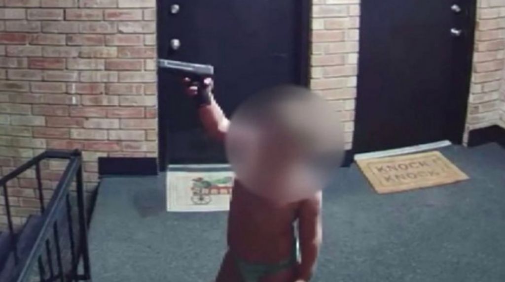 Σοκαριστικά πλάνα σε live μετάδοση στις ΗΠΑ: 4χρονος με πάνα κι όπλο περιδιαβαίνει τους διαδρόμους πολυκατοικίας