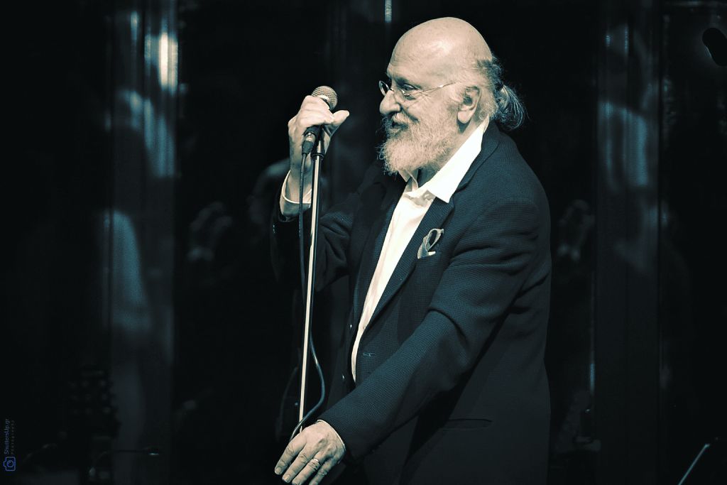 «Οι μουσικοί δεν προσέχουν ποτέ τα λόγια. Είναι έτσι;»