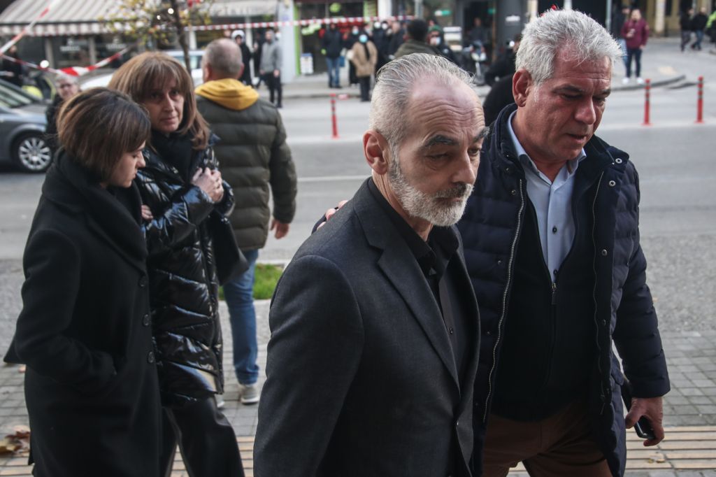 Θεσσαλονίκη: Στα δικαστήρια οι γονείς του Αλκη – Τι είπε η μητέρα του για τους 12 κατηγορούμενους