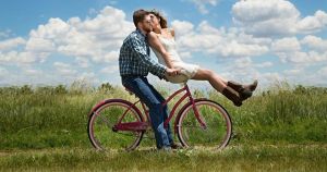 Ερευνα Χάρβαρντ: Εντέλει τι μας κάνει χαρούμενους