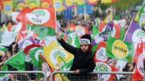 Τουρκία: Οικονομικός στραγγαλισμός του τρίτου σε δύναμη κόμματος – Πάγωσαν οι λογαριασμοί του φιλοκουρδικού κόμματος HDP