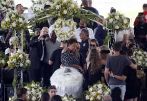 Οι Βραζιλιάνοι αποχαιρετούν τον Πελέ
