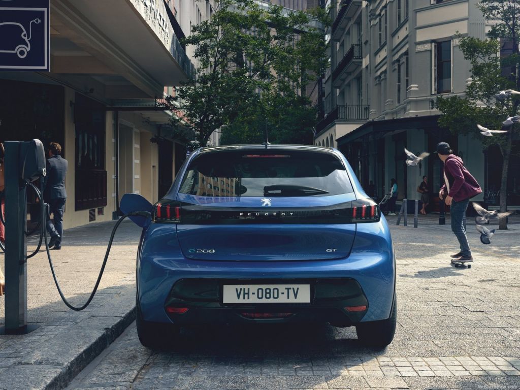 Peugeot: Ο δρόμος προς την ηλεκτροκίνηση με μπαράζ μοντέλων που μπαίνουν στην πρίζα