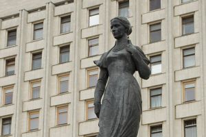 Λουλούδια για τα θύματα της Ντνίπρο αφήνονται σε μνημείο προς τιμή Ουκρανής ποιήτριας στη Μόσχα