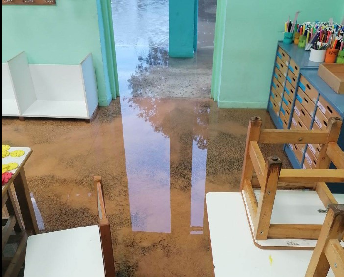 Κακοκαιρία: Πλημμύρισε νηπιαγωγείο στην Καλλιθέα – Επιχείρηση απομάκρυνσης των παιδιών
