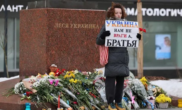 Ρωσία: «Η Ουκρανία δεν είναι εχθρός μας» – Αντιπολεμικό μήνυμα από τη Μόσχα