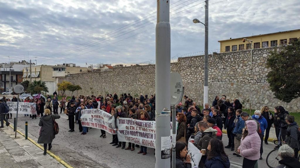 Βιασμός 12χρονης: Διαμαρτυρία έξω από τις φυλακές Κορυδαλλού – «Να αφεθεί η μητέρα της ελεύθερη»