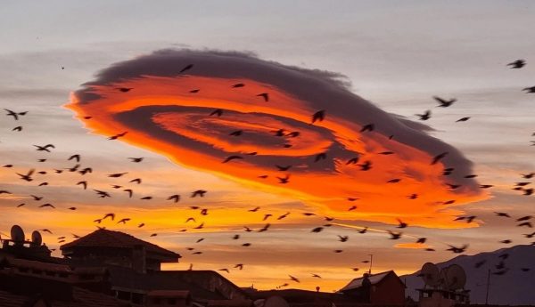 Τουρκία: Σύννεφο «ιπτάμενος δίσκος» σκέπασε τον ουρανό της Προύσας