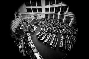 Πρόταση μομφής: Αυξάνεται η πόλωση με αφορμή τις υποκλοπές