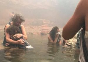 Δίκη για Μάτι: Με λευκά τριαντάφυλλα για το βρέφος που χάθηκε στη φωτιά – Συγκλόνισε ο πυροσβέστης πατέρας του