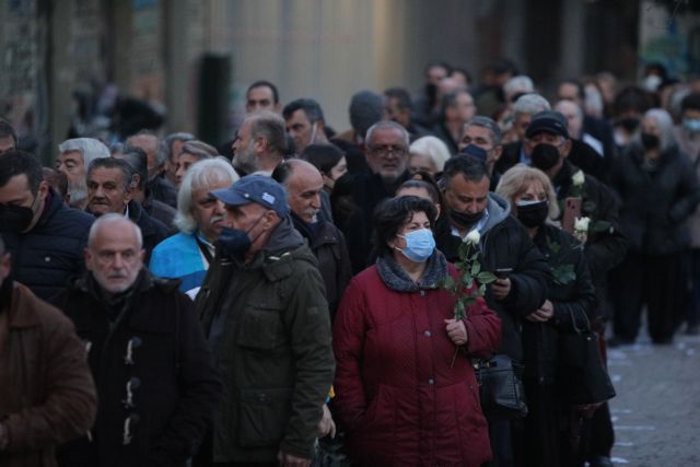 Κηδεία τέως βασιλιά Κωνσταντίνου: Τα λόγια πολιτών που έσπευσαν στο λαϊκό προσκύνημα