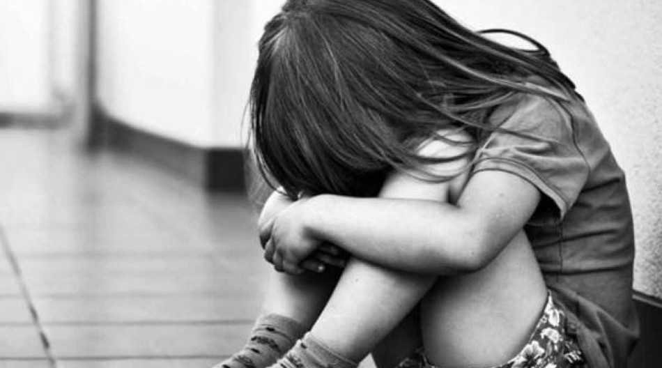 Δεκατριάχρονη κατήγγειλε τον πατριό της για ενδοοικογενειακή βία
