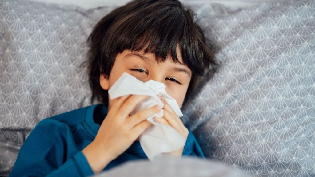 «Σαρώνει» η γρίπη στα παιδιά - Τι ισχύει με τις απουσίες από το σχολείο | tanea.gr