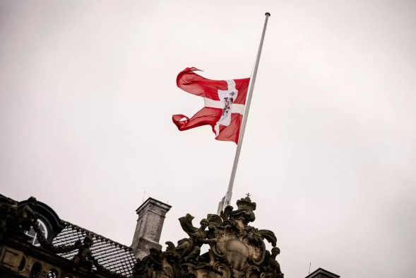 Τέως βασιλιάς Κωνσταντίνος: Μεσίστιες οι σημαίες στη Δανία για τον θάνατό του