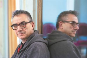 «Το θέατρο μοιάζει με απέραντο Facebook»