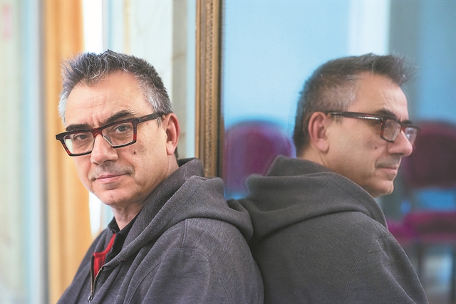 «Το θέατρο μοιάζει με απέραντο Facebook»