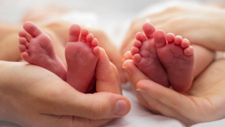 Νεαρή γυναίκα γέννησε δίδυμα στις τουαλέτες του νοσοκομείου | tanea.gr
