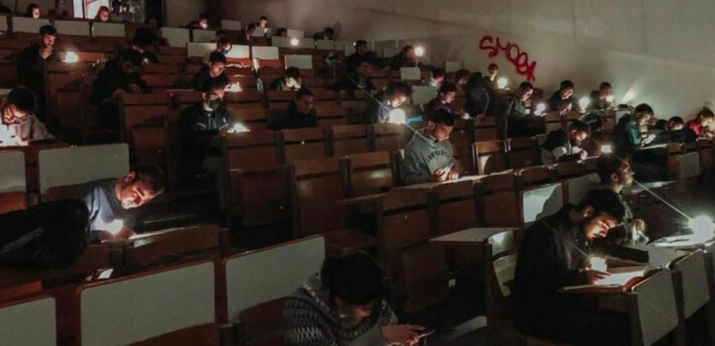 Κρυφό σχολειό το Πολυτεχνείο λόγω κακοκαιρίας – Με φακούς έδωσαν εξετάσεις | tanea.gr