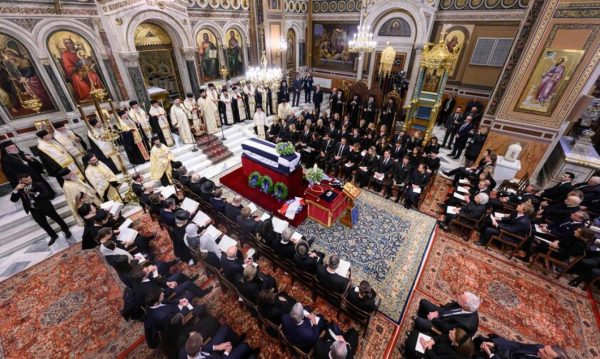 Γιατί η κυβέρνηση έκλεισε το μάτι στους φιλοβασιλικούς – Τι λέει ο ΣΥΡΙΖΑ