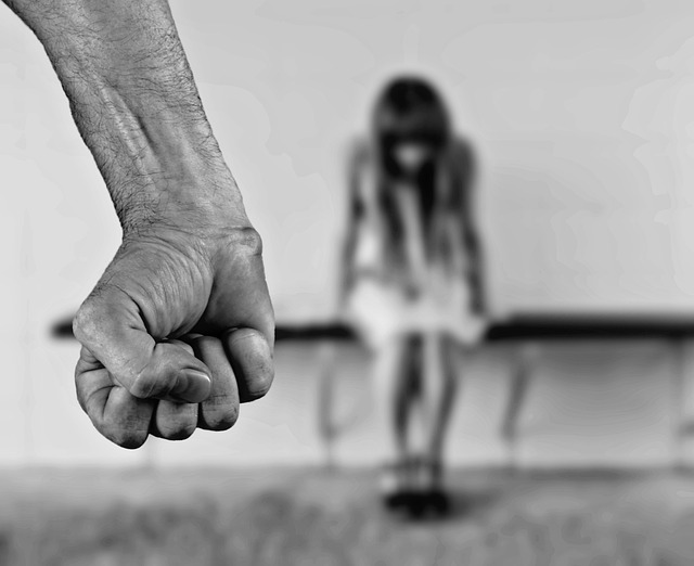 Κρήτη: Ανήλικο κορίτσι κατήγγειλε τον πατέρα του ότι το χτύπησε και το απείλησε