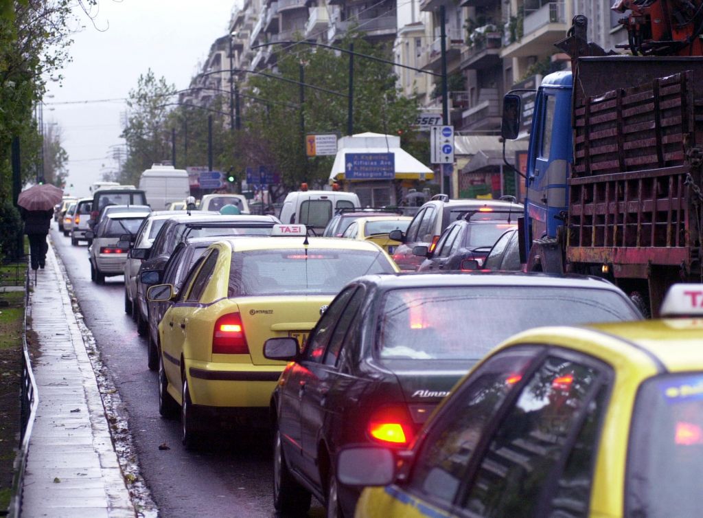 Κίνηση στους δρόμους: Τροχαίο και βροχή έχουν κάνει αφόρητη την κατάσταση