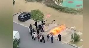 Σοκ στην Κίνα – Καίνε τους νεκρούς του κορoναϊού στον δρόμο