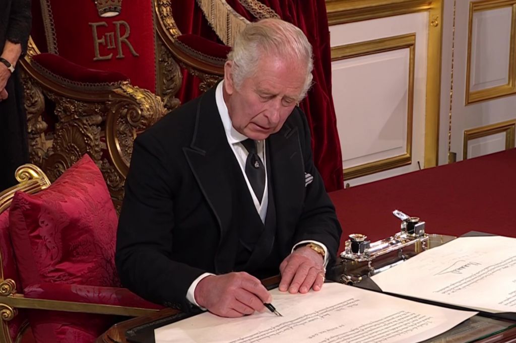 Ο Βασιλιάς Κάρολος «σφίγγει το ζωνάρι» υπέρ του βρετανικού δημοσίου