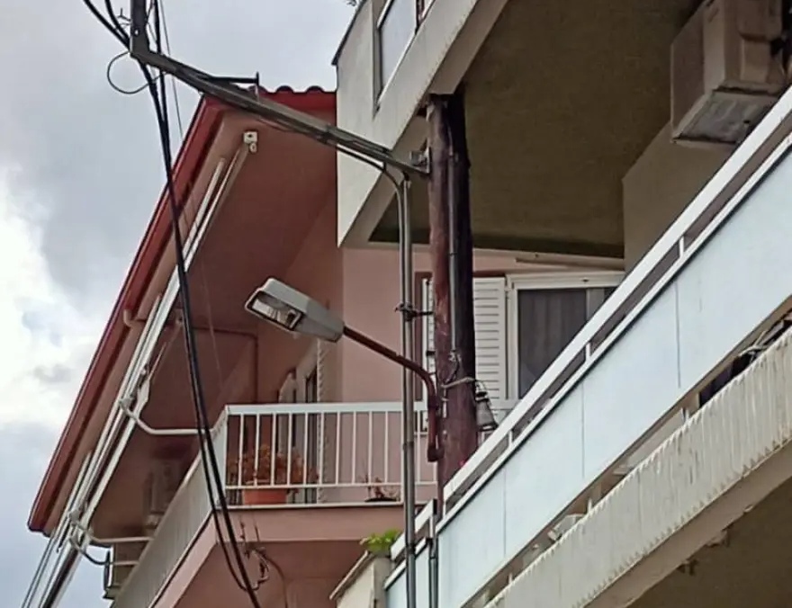 Κολώνα φωτισμού διαπερνά δύο μπαλκόνια πολυκατοικίας και γίνεται viral | tanea.gr