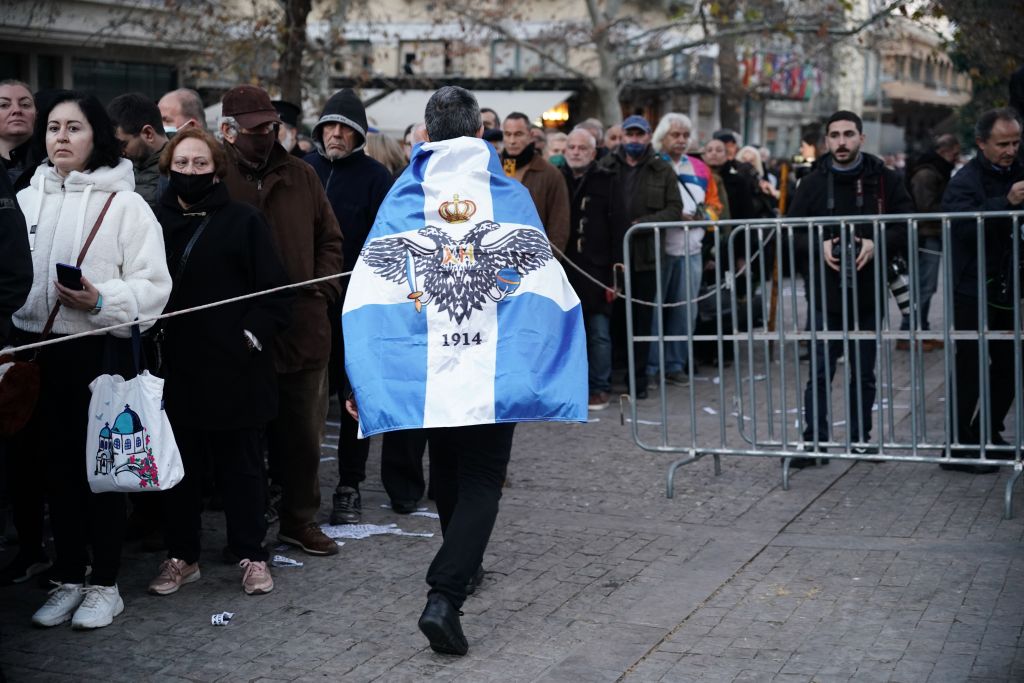 Τέως βασιλιάς Κωνσταντίνος: Τα nea.gr στο λαϊκό προσκύνημα – Κοσμοσυρροή έξω από τη Μητρόπολη Αθηνών (κάμερα 3)