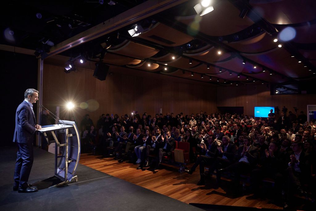 Μητσοτάκης: Ο Τσίπρας θέλει να φανεί «trendy» και κινδυνεύει να καταλήξει «cringy»