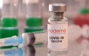 Στα ύψη η τιμή του εμβολίου της Moderna