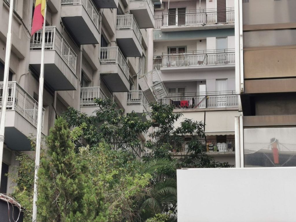 Πόλος έλξης… για επισκέπτες το αιωρούμενο μπαλκόνι σε ξενοδοχείο στη Συγγρού