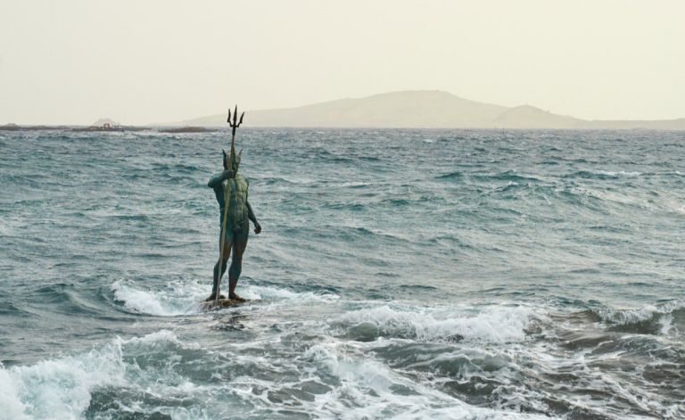 Το άγαλμα του Ποσειδώνα που εμφανίζεται και χάνεται μέσα στη θάλασσα | tanea.gr