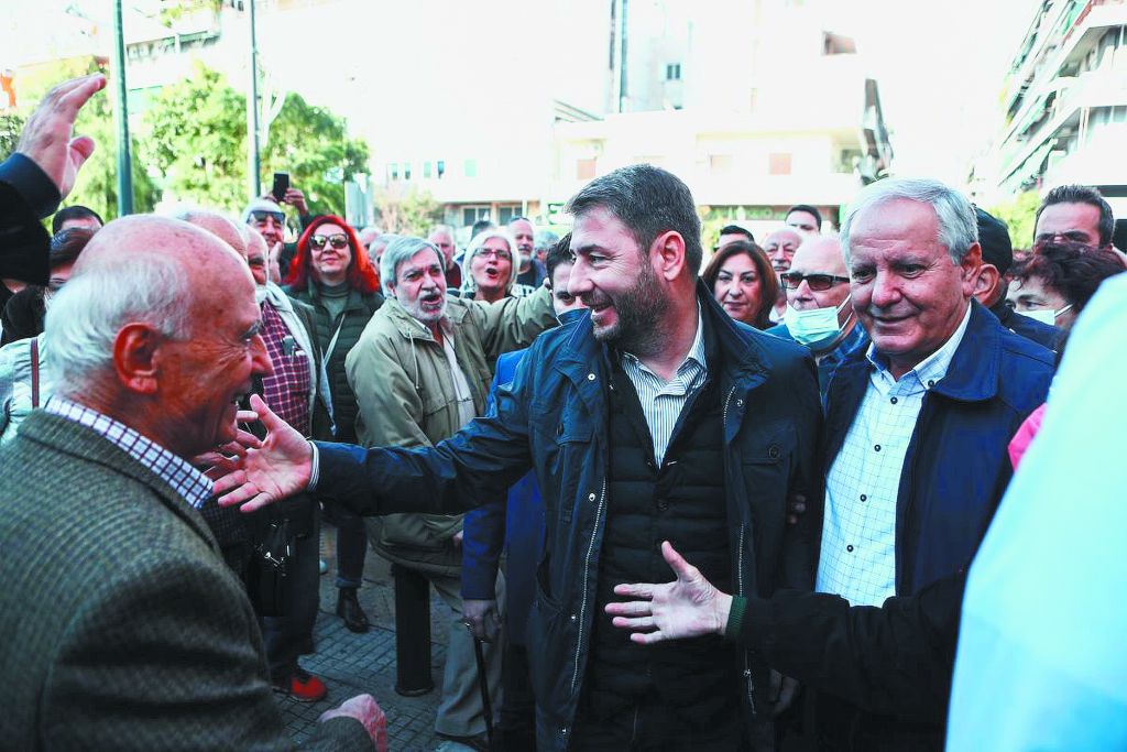 Ετοιμάζει αντεπίθεση με συνταγή «τρίτου πόλου»