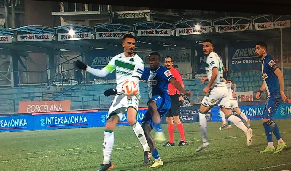 Χέρι του Κουρμπέλη πριν το πέναλτι του Παναθηναϊκού στο 95′