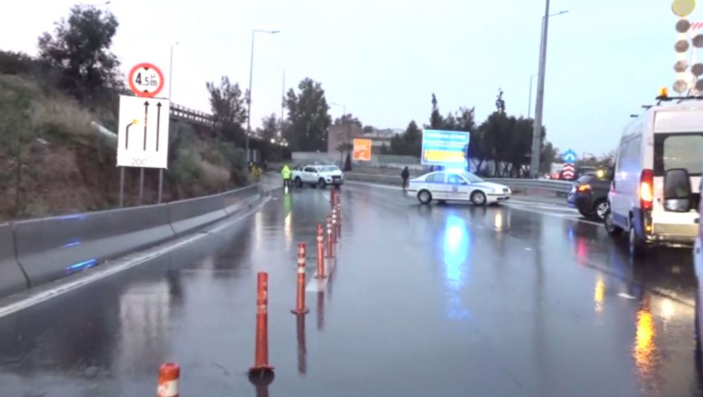 Έκλεισε η Ποσειδώνος στο Δέλτα Φαλήρου – Καθίζηση στη Χαριλάου Τρικούπη