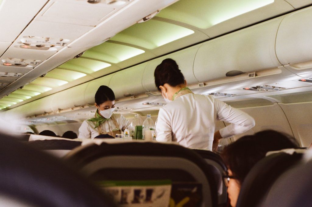 Καταγγελίες κατά αεροπορικής εταιρείας – Έγδυσαν αεροσυνοδούς σε συνέντευξη