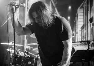 Πέθανε ξαφνικά γνωστός ροκ τραγουδιστής