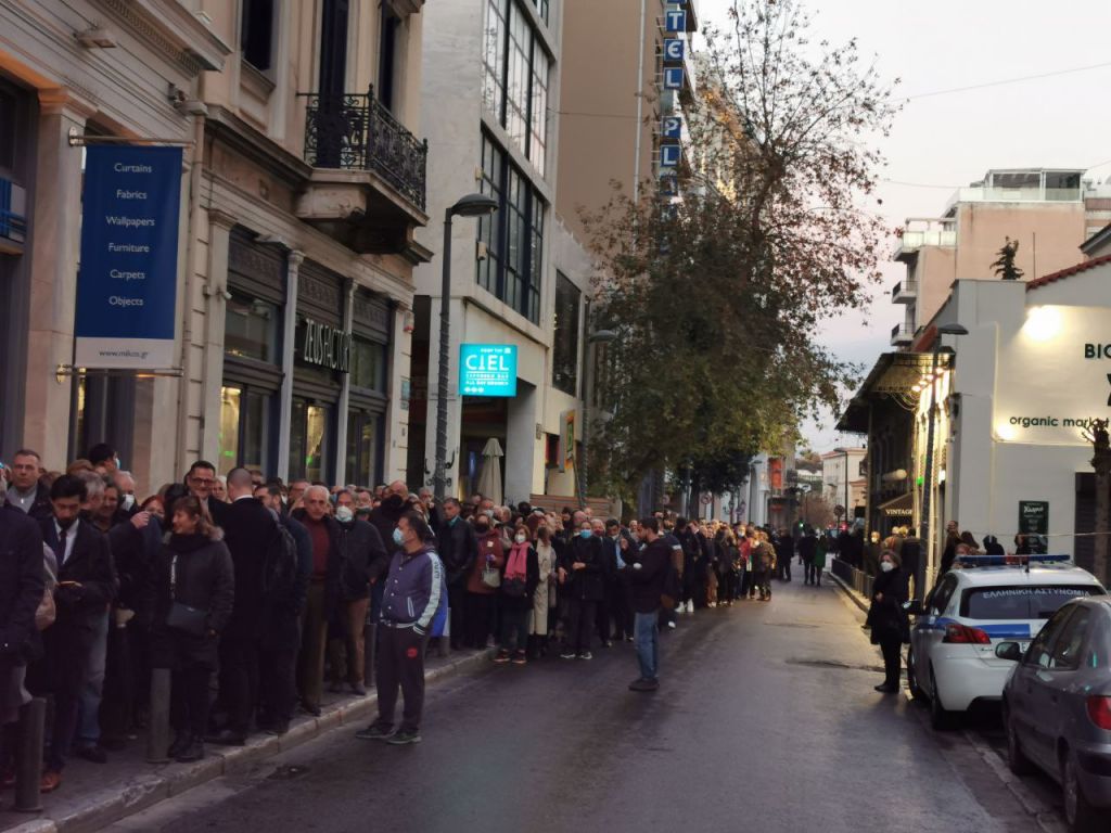 Τέως βασιλιάς Κωνσταντίνος: Οι ουρές εκατοντάδων μέτρων έφεραν μικρή παράταση στο λαϊκό προσκύνημα