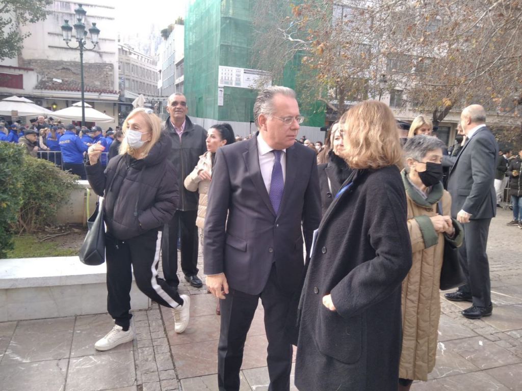 Κηδεία τέως βασιλιά Κωνσταντίνου: Ποιοι βουλευτές και πολιτικοί έσπευσαν να τον προσκυνήσουν