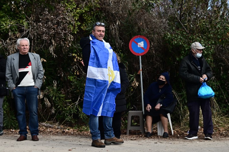 Κηδεία τέως βασιλιά Κωνσταντίνου: Πλήθος κόσμου στο Τατόι για την ταφή του Γλύξμπουργκ (κάμερα 2)