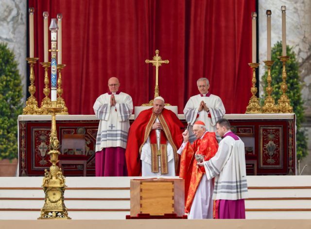 Βατικανό: Το τελευταίο αντίο στον αποθανόντα πάπα Βενέδικτο